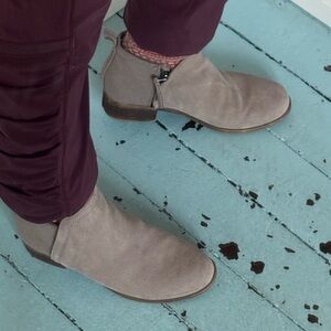 Toms Size 6.5 Deia Ankle Boot Bootie Desert Taupe Suede & Wool Side Zip